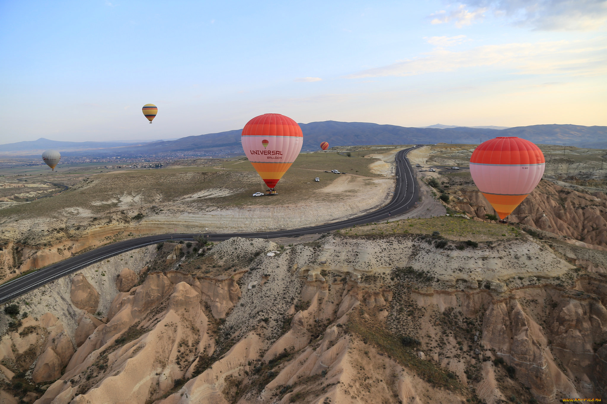 Дорога на шарой. Воздушный шар Каппадокия. Шары в Турции Каппадокия. Каппадокия дорога. Воздушный шар в горах.
